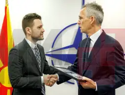 Тимчо Муцунски и Јенс Столтенберг Министерот за надворешни работи и надворешна трговија Тимчо Муцински, кој го придружува премиерот Христијан Мицковски во работната посета на Брисел, во седиштето на НАТО имаше средба со генер